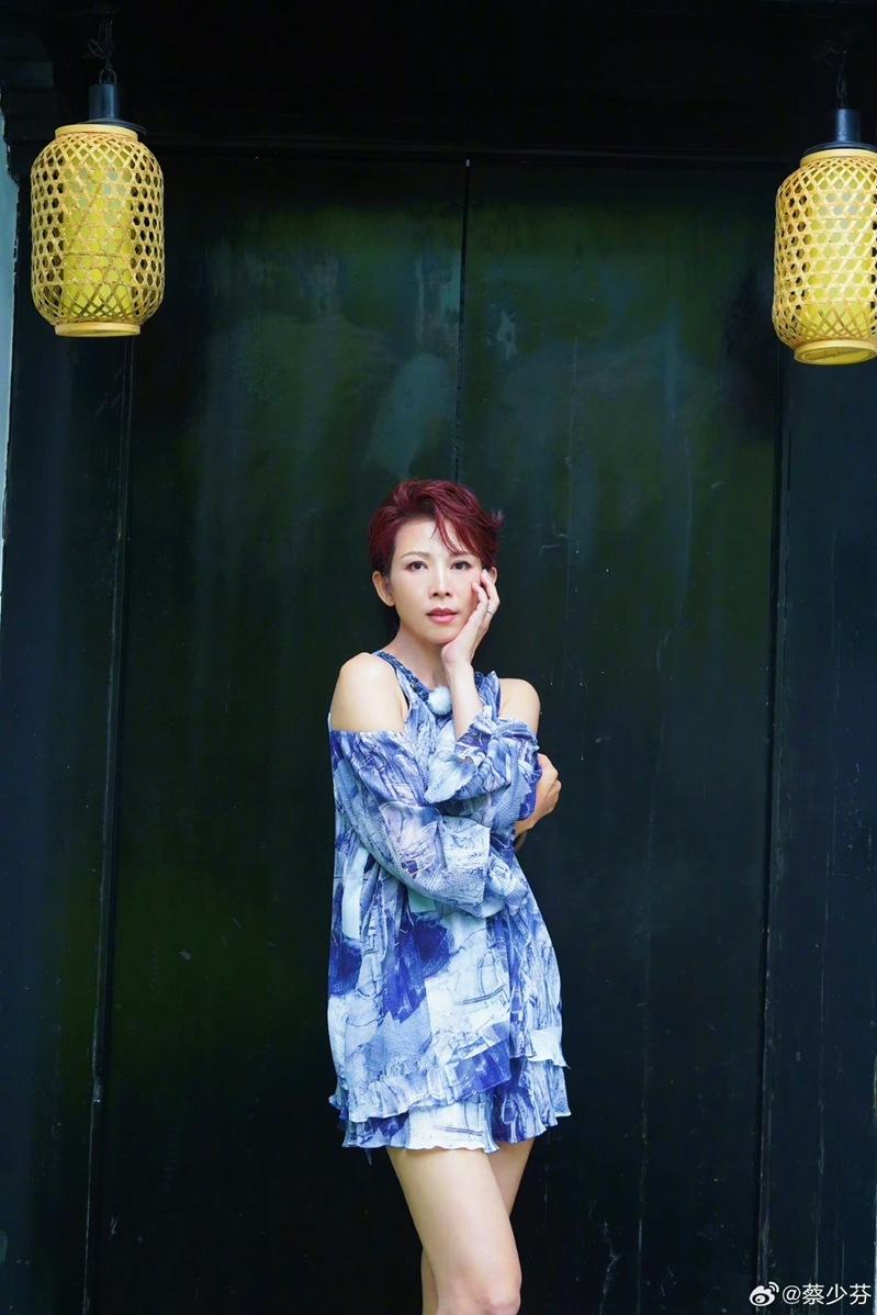 蔡少芬重现「洛神」名场面「薄纱掩面」，带领观众忆起剧中三角关系。图／年代提供