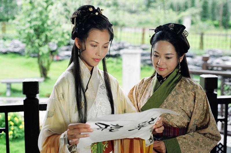 蔡少芬重现「洛神」名场面「薄纱掩面」，带领观众忆起剧中三角关系。图／年代提供