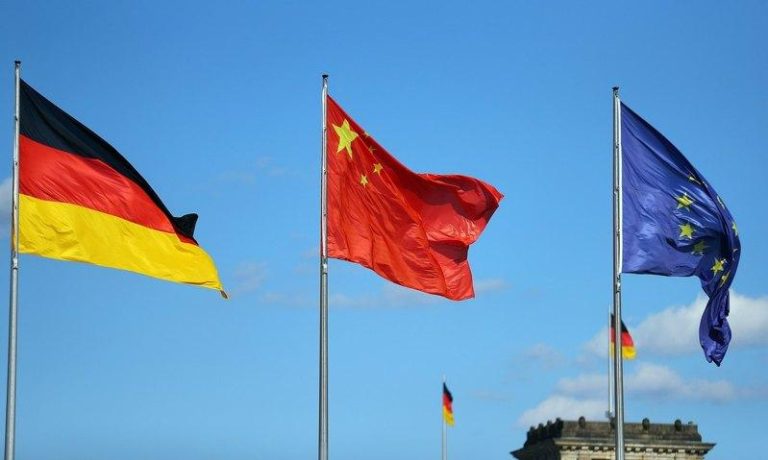 针对德国政府指控中国军舰2日在红海用雷射瞄准一架德国侦察机，中国国防部今天全盘否认。左起为德国国旗、中国国旗及欧盟旗。(路透)