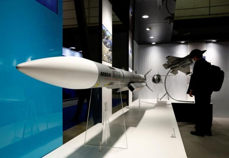 图为日本国防展上展示的新型超视距(BVR)空对空飞弹。示意图。(路透)
