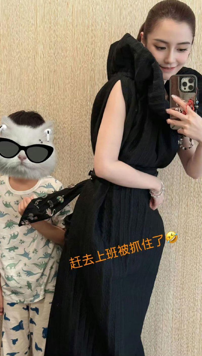 Angelababy 3日内连看3场顶级大秀。(取材自微博)