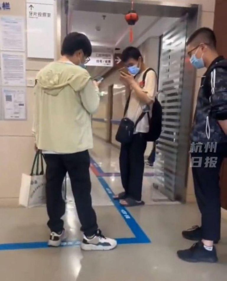 网友偶遇韦东奕（中）去北大口腔种牙。（取材自极目新闻）