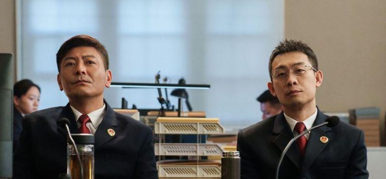 张译(右)、李光洁主演的检察侦查剧「以法之名」挨轰烂尾。(取材自微博)