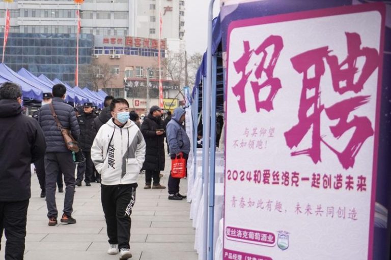 兰州一所中学招聘一名20岁女硕士研究生，引来质疑。图为去年兰州市城关区招聘现场。（新华社数据照片）