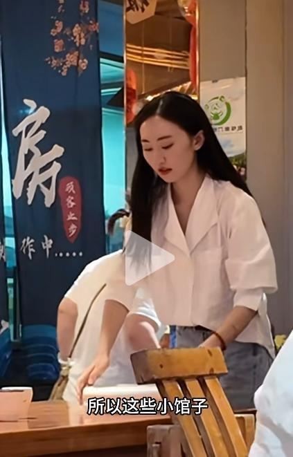 宇书田在餐厅兼职当服务员。(取材自九派新闻/受访者供图)