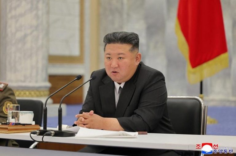北韩国家领导人金正恩遭到在北韩出生的脱北者，首次对北韩政权提起民事和刑事诉讼。（路透）