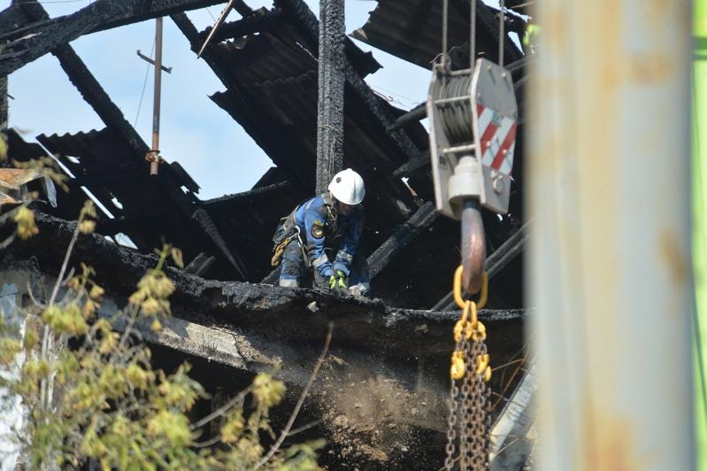 基辅遭到空袭后,乌克兰救难人员在受损的民宅中工作。(新华社)