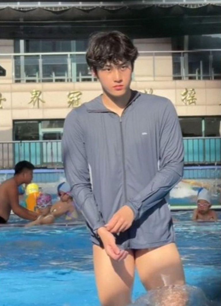 杭州一位游泳教练超帅，很多妈妈亲送小孩去上课，只为看他。(取材自微博)