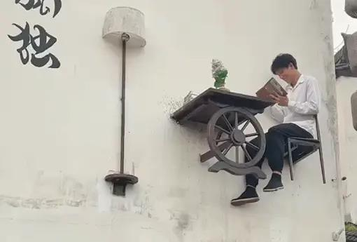 江西婺源县婺女洲度假区的NPC暑假工岗位,坐着看书月薪过万人民币还包吃包住,让不少网民羡慕。(取材自红星新闻)