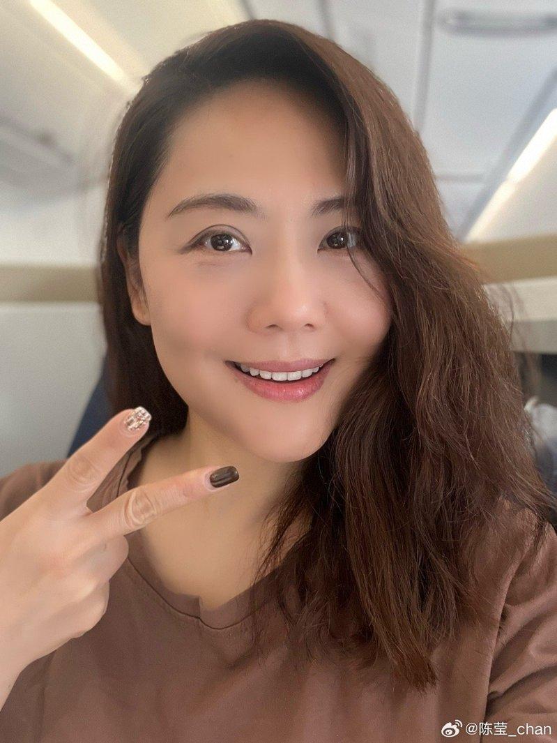 陈莹（右一）还是大三生时参与「还珠格格」演出。（取材自小红书)