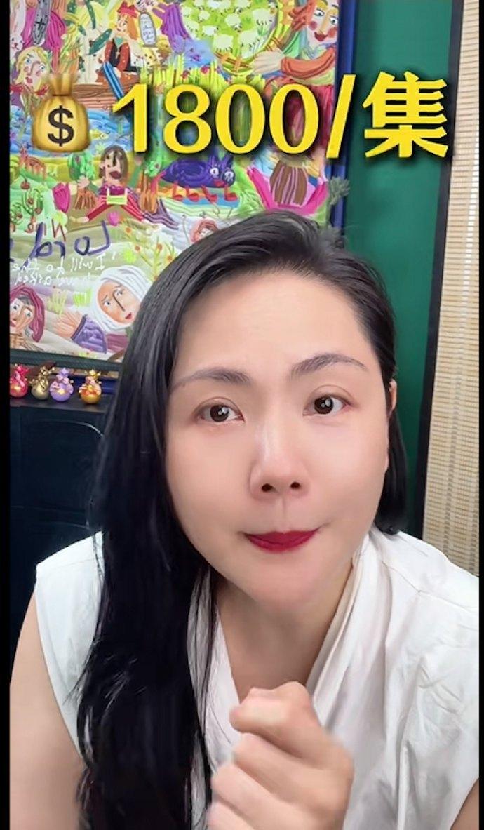 陈莹（右一）还是大三生时参与「还珠格格」演出。（取材自小红书)