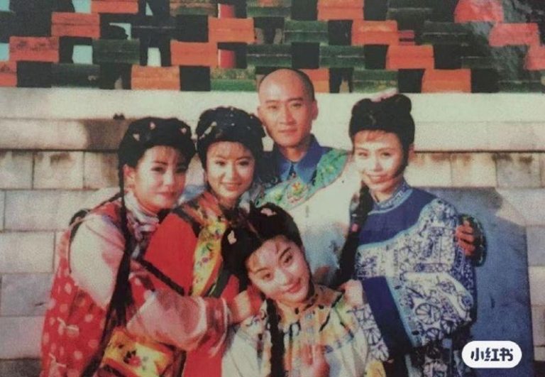 陈莹（右一）还是大三生时参与「还珠格格」演出。（取材自小红书)
