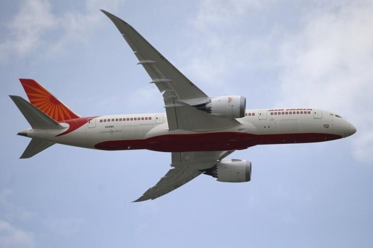 印度航空171号班机空难的初步调查报告出炉，显示这架波音787梦幻客机引擎的燃油供应在离地不久即被切断。图为同公司同型飞机。数据照片。（美联社）
