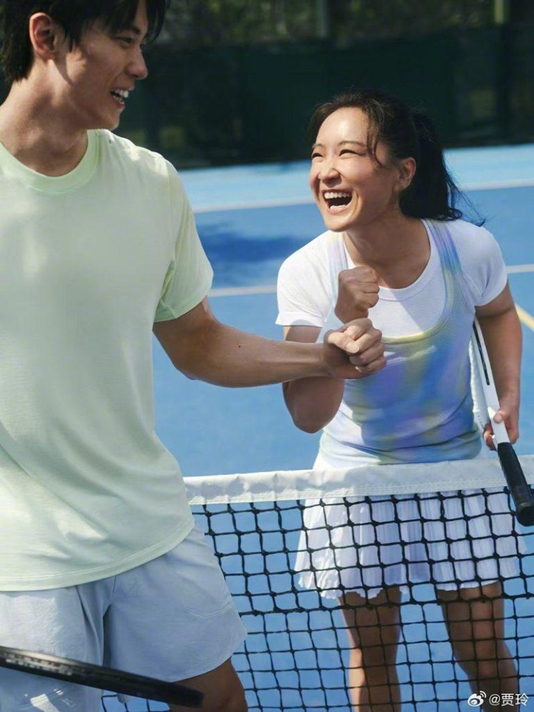 贾玲成为瘦身的榜样。（取材自微博)