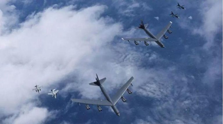 美国空军、韩国空军和日本航空自卫队，11日在韩国南部济州岛附近公海上空举行联合空中演习。(取材自南韩国防部)