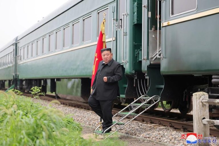 图为2024年北韩领导人金正恩在造访中国边境附近一处受洪水影响的地区时，自火车上走下，(路透)