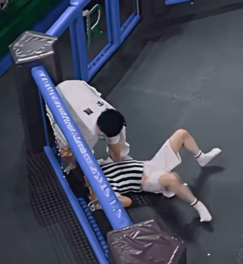 周深上综艺无辜受伤，不少网友气炸。(取材自微博)