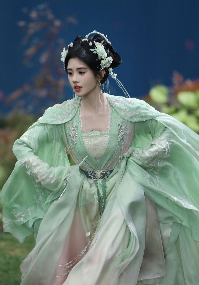 鞠婧祎素有「四千年一遇美女」封号,古装扮相绝美。(取材自微博)
