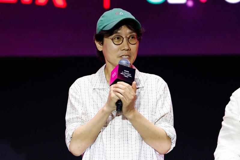 图为泰国曼谷的「鱿鱼游戏3」宣传活动，剧中巨型娃娃与民众一起玩跳绳游戏。（路透）
