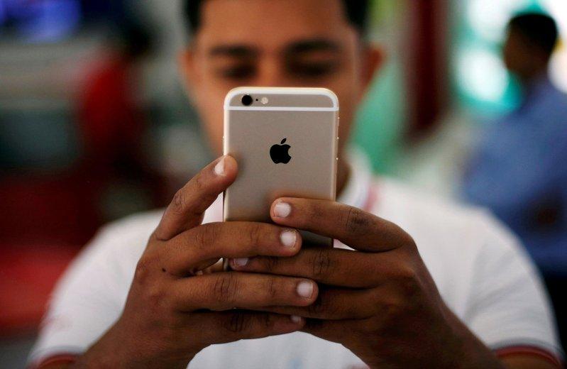 印度经济时报报导,鸿海集团6月已开始把iPhone 17零组件从中国运到印度试产。 (路透)