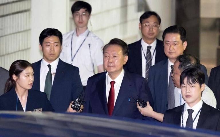 前南韩总统尹锡悦(中)7月9日在南韩首尔出庭。(新华社)