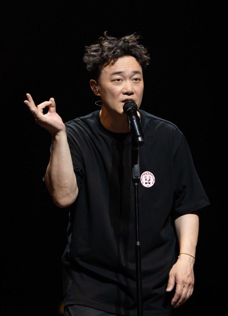陈奕迅不慎在舞台上重摔，吓坏现场观众。(取材自微博)