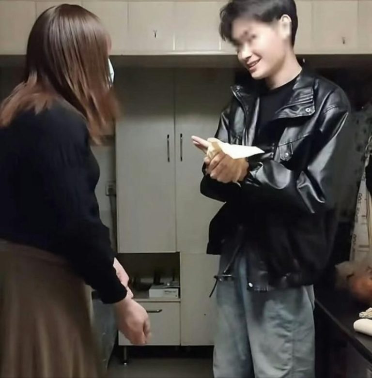 南京红姐常客「超帅皮衣男」被退婚 4字回应网友气炸 南京红姐常客「超帅皮衣男」被未婚妻退婚,本人反应很冷淡。(视频截屏)