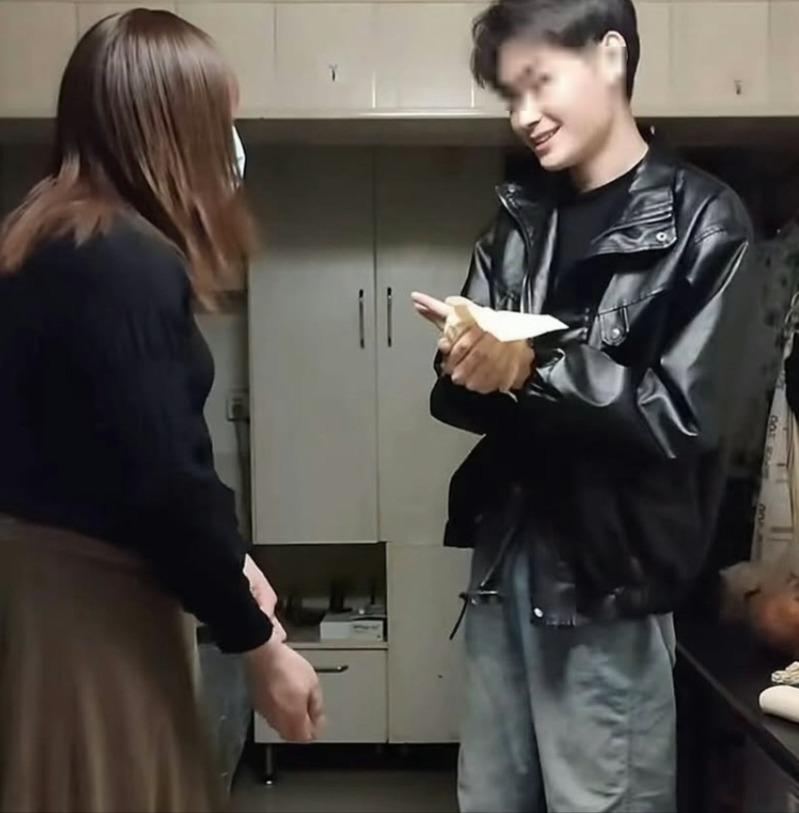 南京红姐常客「超帅皮衣男」被未婚妻退婚,本人反应很冷淡。(视频截屏)