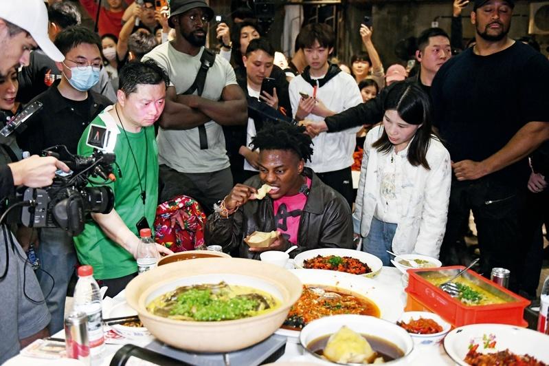 美国网红「甲亢哥」到湖南品尝臭豆腐、小龙虾等美食,感受当地生活。(取材自中国新闻周刊)