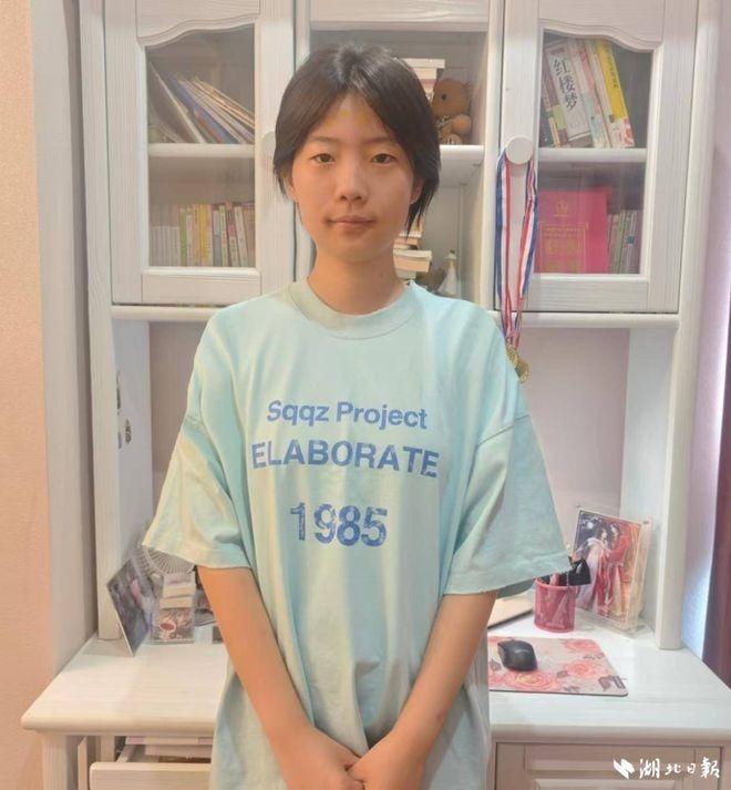 贺显贻高考604分放弃本科,立志从军的她选择了高职,网民炸锅。(取材自湖北日报/受访者供图)