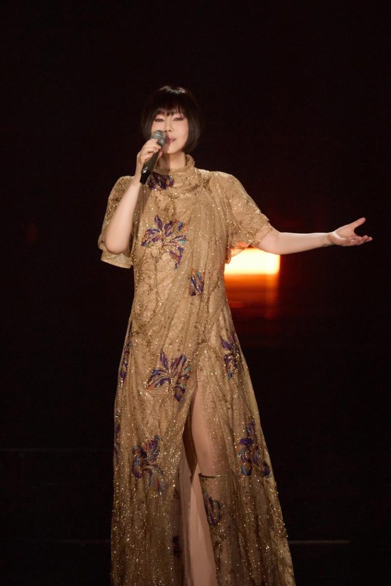 江蕙身穿订制华服，再展天籁美声。（图／宽宏艺术提供）