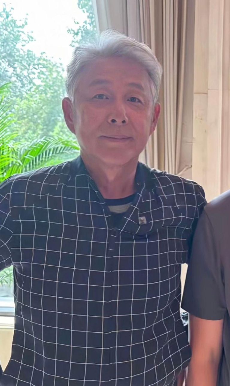 陈道明的一头白发被赞「更添帝王风骨」。(取材自微博)