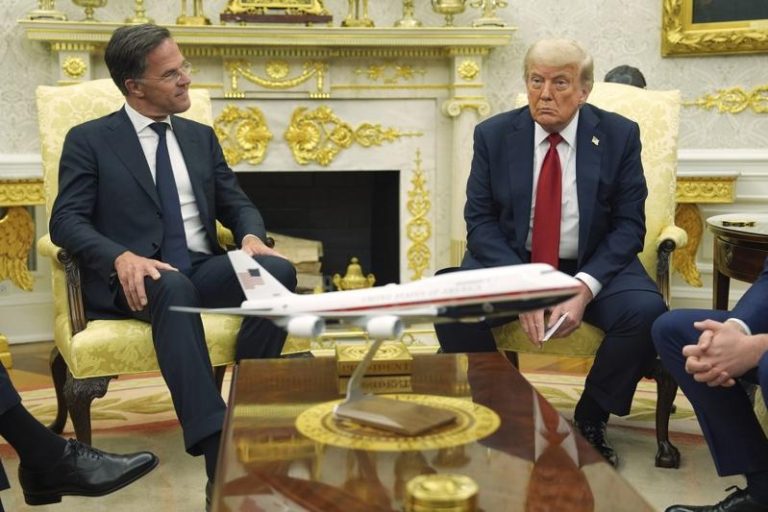 川普与北大西洋公约组织（NATO）秘书长吕特（Mark Rutte，左）14日在白宫与川普总统（右）会面。美联社