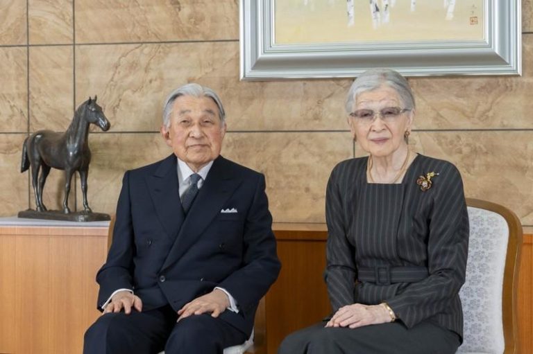 日本上皇明仁(左)及上皇后美智子。(美联社)