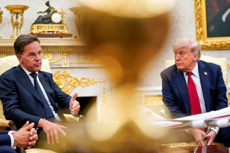 川普与北大西洋公约组织（NATO）秘书长吕特（Mark Rutte，左）14日在白宫与川普总统（右）会面。路透