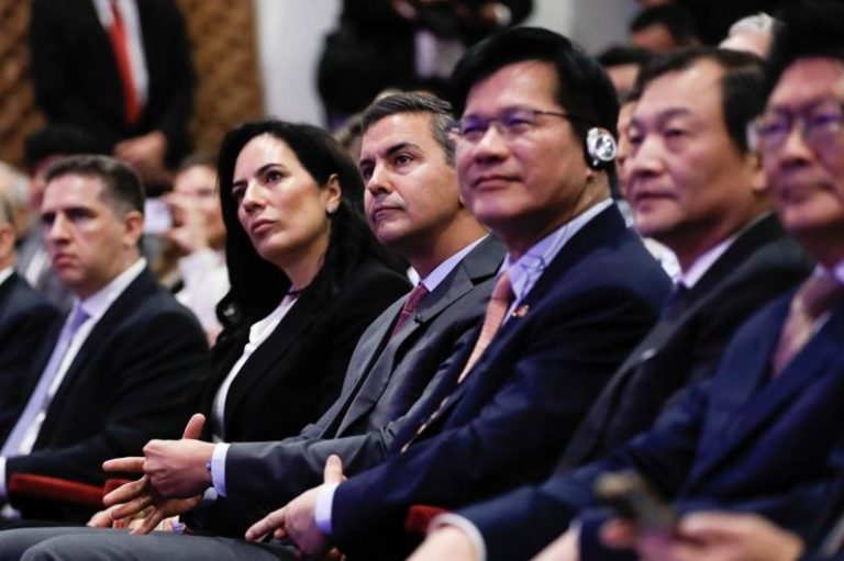 巴拉圭总统贝尼亚（左三）14日表示，中华民国总统赖清德8月将出访巴拉圭。右三为台湾外交部长林佳龙。(欧新社)