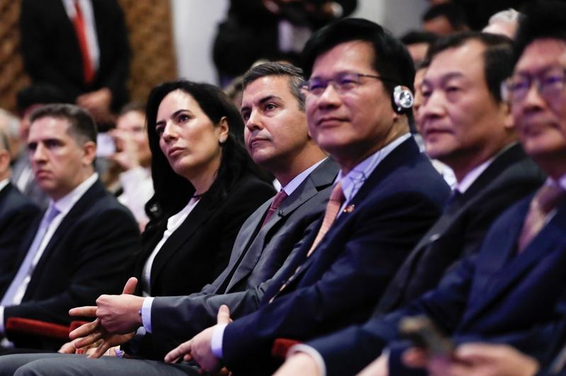巴拉圭总统贝尼亚(左三)14日表示,中华民国总统赖清德8月将出访巴拉圭。右三为台湾外交部长林佳龙。(欧新社)
