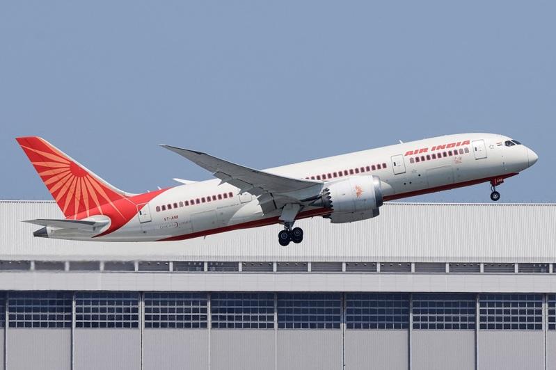 这张取自社群媒体的照片显示,印度航空注册编号为「VT-ANB」的波音787梦幻客机4月27日飞越日本东京。该架飞机于6月12日失事坠毁。(路透 / Koki Takagi )