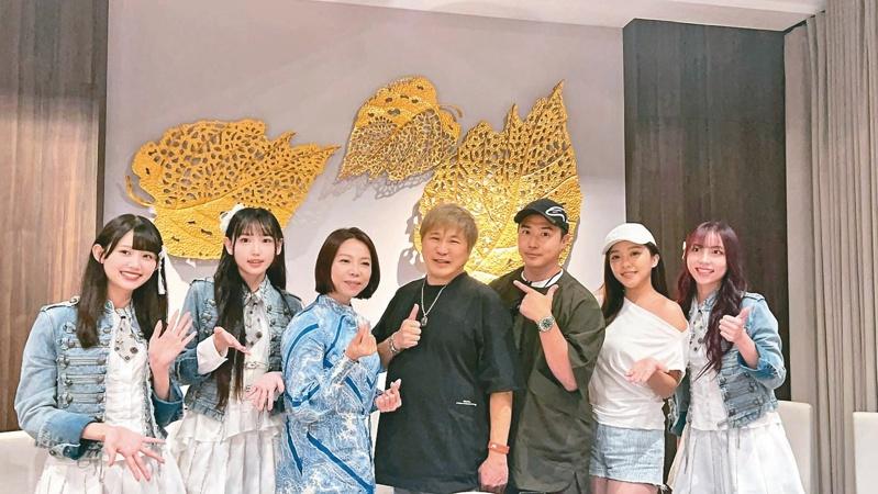 胡瓜(中)等人为「钻石舞台之夜」演唱会催票。(记者林士杰/摄影)