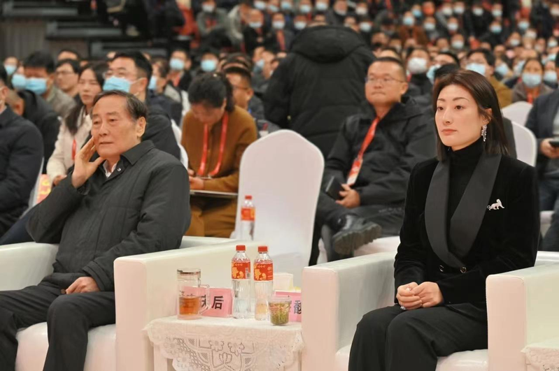 宗庆后(左)过世后,宗馥莉(右)面对3名异母手足争产,图为2024年两人出席娃哈哈集团2024年全国销售工作会议。(取材自南方都市报)