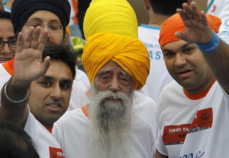 来自印度的福贾·辛赫(Fauja Singh,中)是全世界公认最年长的马拉松选手,其传记作者今天证实他于14日死于车祸,享寿114岁。美联社
