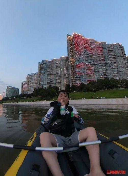40岁的段先生突发奇想划船下班。(取材自三湘都市报)