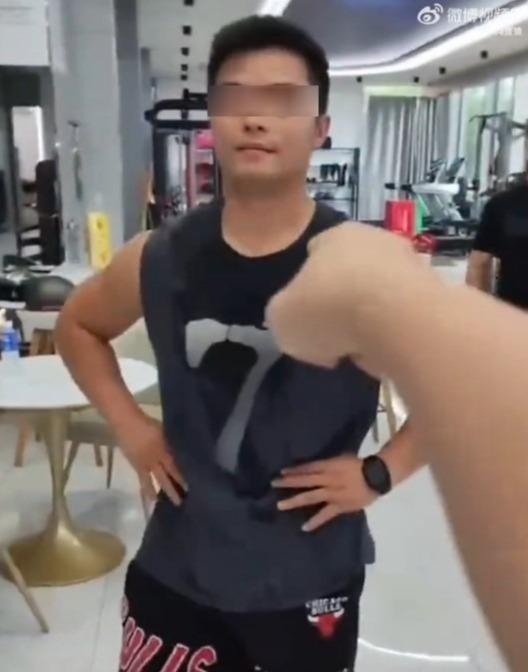 梁姓女子（左）遭丈夫实名举报与健身教练（中）出轨。（取材自微博）