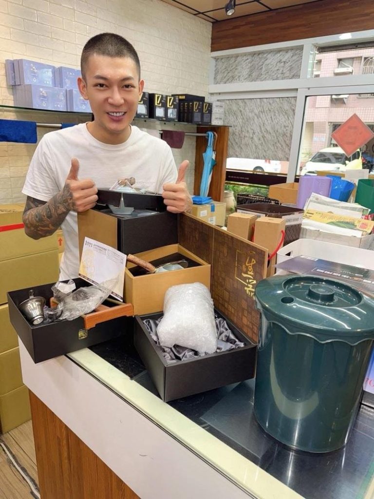网红凤梨近来是非多，其位在嘉义的店面，今年3月才遭人泼漆，两起案件是否有所关联，检警将持续追查。图／翻摄凤梨 吴泓逸脸书