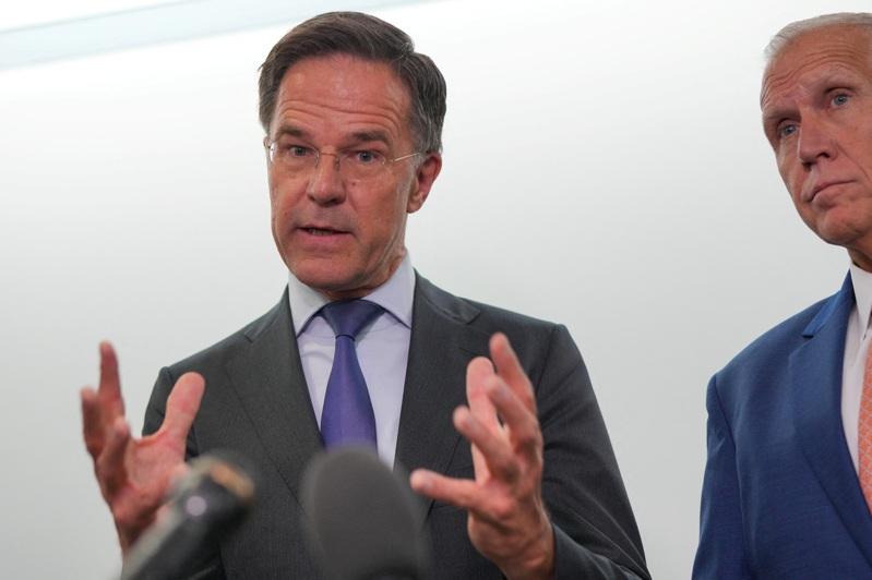 北大西洋公约组织(NATO)秘书长吕特(Mark Rutte,左)15日提出警告,称中国、印度和巴西等国家要是持续与俄罗斯做生意,可能会受到次级制裁的重创。右为北卡罗来纳州联邦参议员提里斯(Thom Tillis)。路透