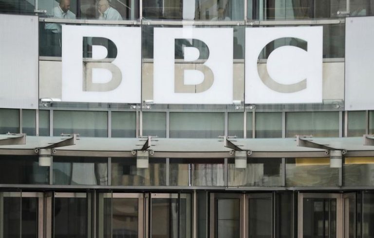英国广播公司（BBC）今天宣布已经解雇厨艺竞赛节目「厨神当道」（MasterChef）的长期主持人托罗德（John Torode），因为他涉嫌在节目现场使用种族歧视字眼。美联社