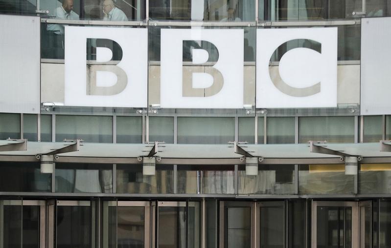 英国广播公司(BBC)今天宣布已经解雇厨艺竞赛节目「厨神当道」(MasterChef)的长期主持人托罗德(John Torode),因为他涉嫌在节目现场使用种族歧视字眼。美联社