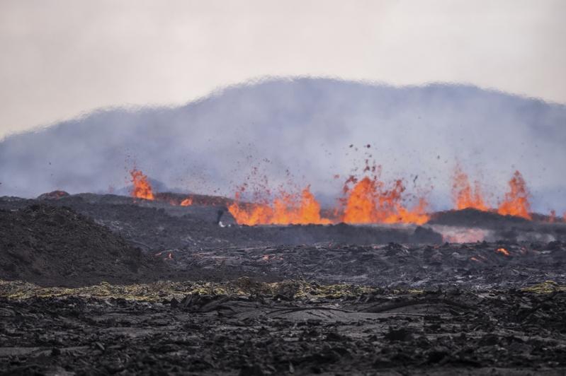 图为今年4月1日,冰岛雷克雅内斯半岛(Reykjanes Peninsula)火山喷发景象。美联社