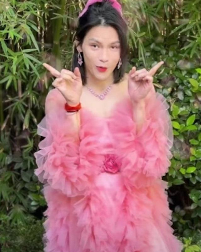 向佐屡次因穿女装掀起热议。(取材自微博)