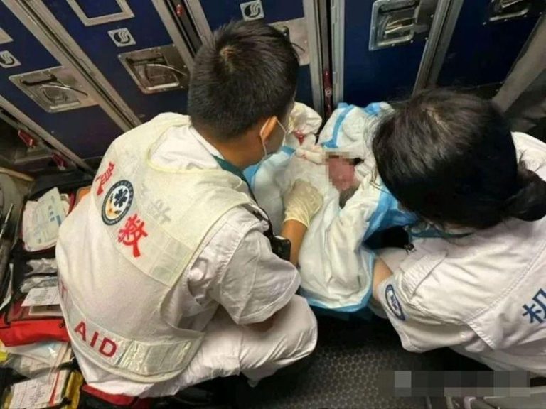 一名16岁女乘客独自登机后腹痛临近分娩，职员协助接生母子平安。（取材自大风新闻）